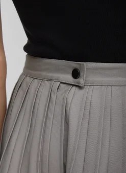 Skirts><noscript><img width=