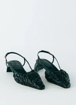 Heels><noscript><img width=